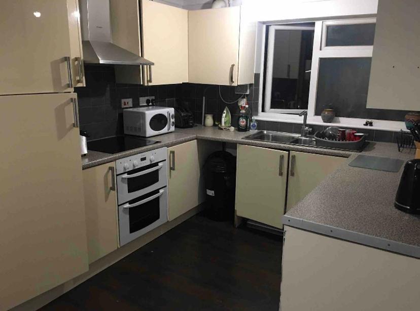Eastbourne Large Double Room With Wifi & Kitchen بوليغيت المظهر الخارجي الصورة